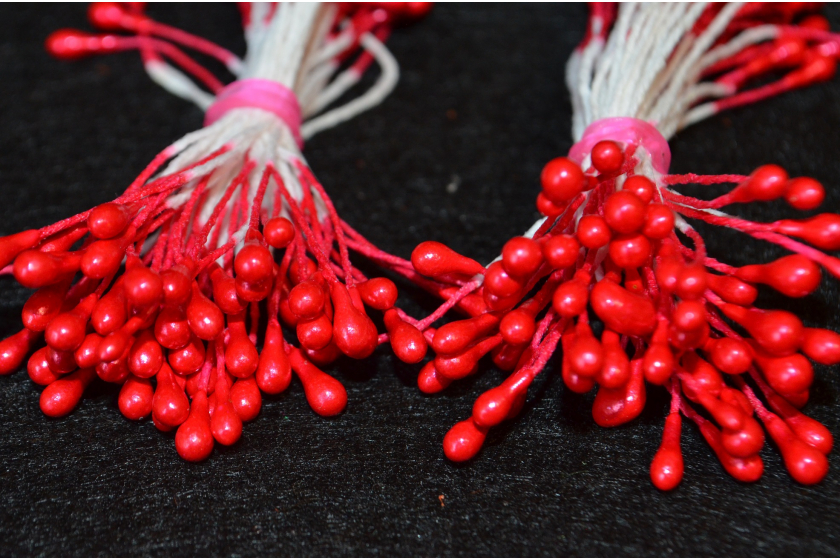 Тичинки для квітів маленькі глянцеві, 3 мм, довжина нитки 6 см, в пучку 100 тичинок, червоні