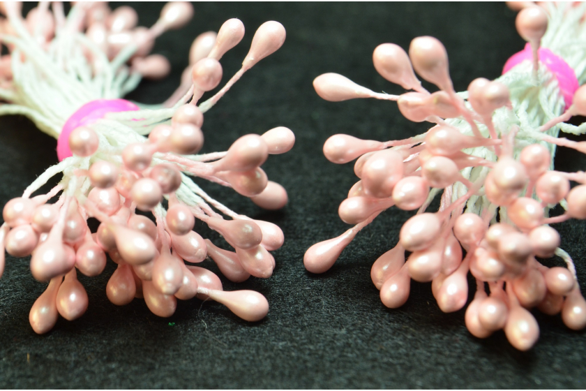 Тичинки для квітів маленькі глянцеві, 3 мм, довжина нитки 6 см, в пучку 100 тичинок, рожеві