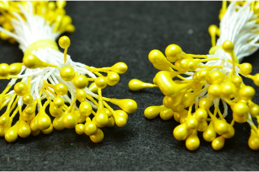 Тичинки для квітів маленькі, 3 мм, довжина нитки 6 см, в пучку 100 тичинок, темно-жовті